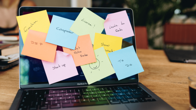 Des post it multicolores sont collés sur un écran d'ordinateur. On peut y lire des mots clés du monde de l'entrepreneuriat : start up, franchise, DIP, entrepreneur, licorne, levée de fonds, slow working, to do...