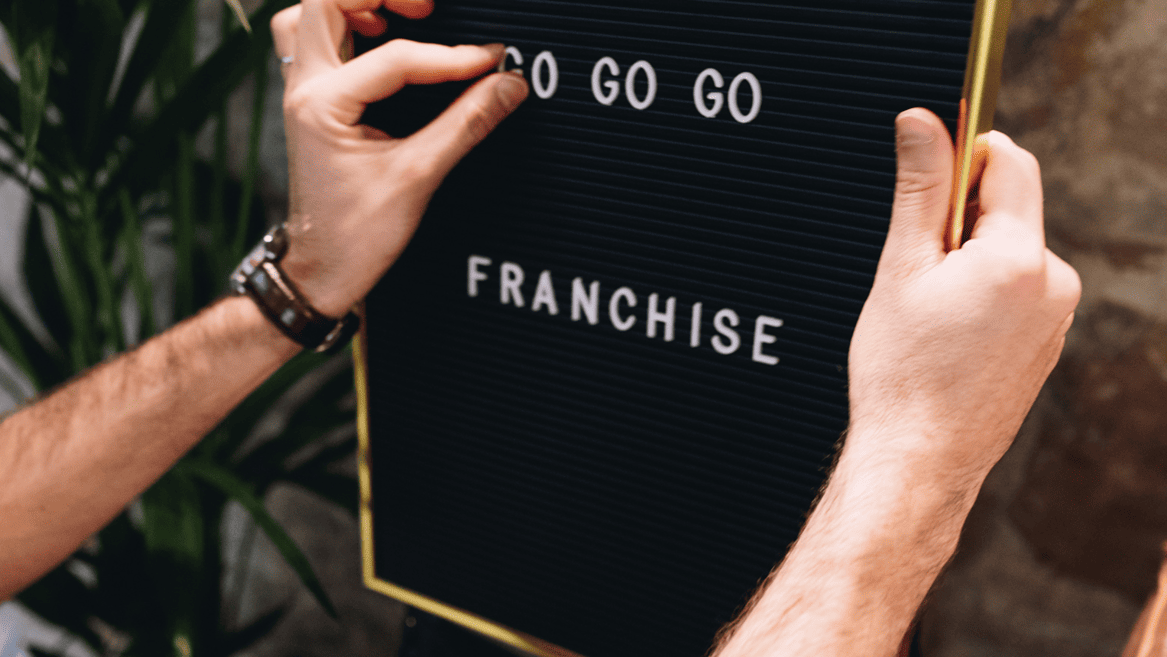 Une pancarte Go Franchise pour illustrer le concept de master franchise.