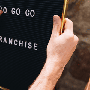 Une pancarte Go Franchise pour illustrer le concept de master franchise.