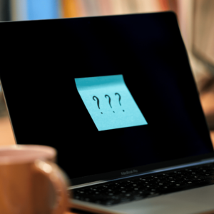 Photo d'un post it pour illustrer le support du franchiseur dans le développement d'une franchise.