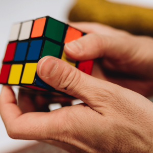 Photo d'un rubixcub pour illustrer les franchises de loisirs