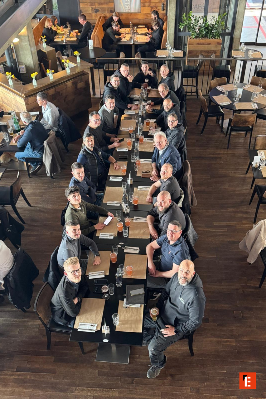 repas convivial damis autour dune longue table