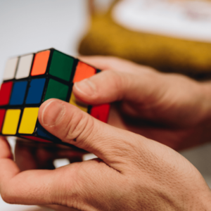 Photo d'un rubix cube pour illustrer sur les slasheurs entrepreneurs multipotentiels.