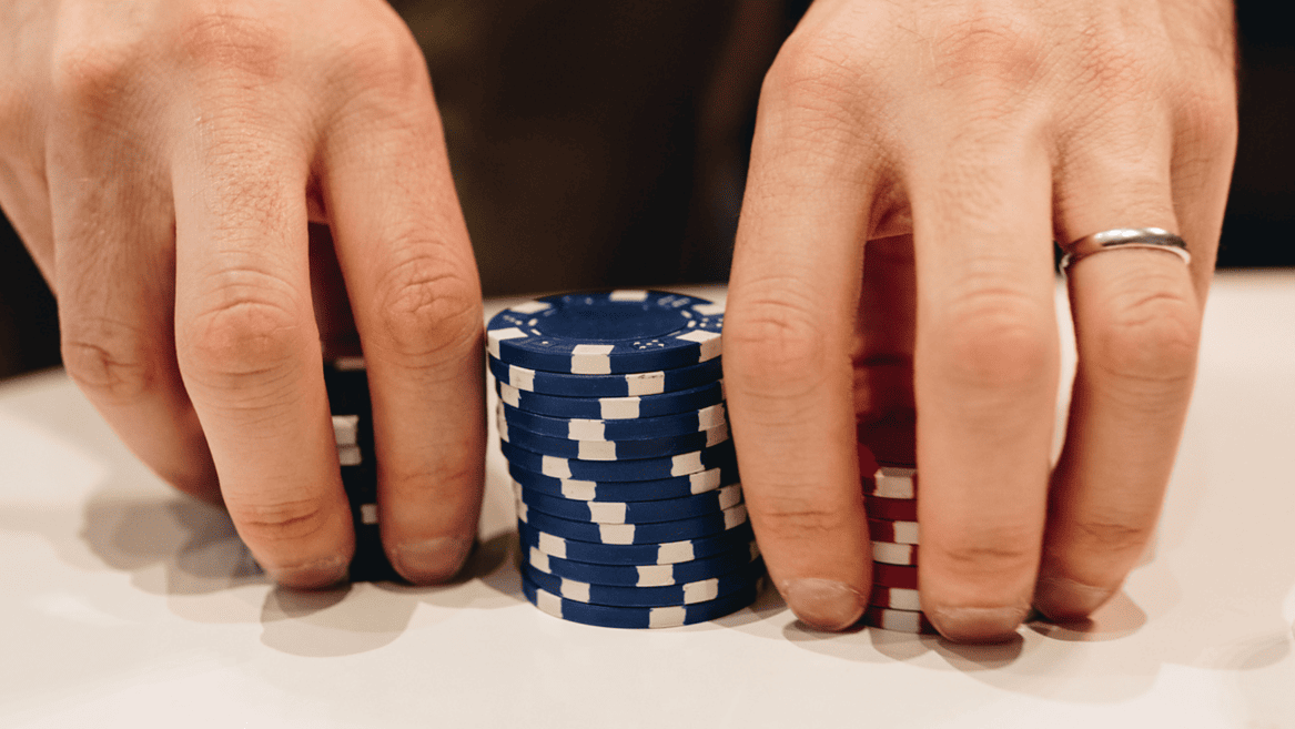 Des jetons de poker pour illustrer le fait de faire appel à une banque pour ouvrir une franchise.