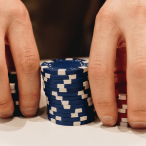 Des jetons de poker pour illustrer le fait de faire appel à une banque pour ouvrir une franchise.