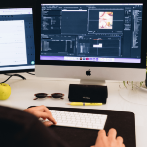 Photo d'un graphiste pour illustrer l'idée de l'identité visuelle en franchise.