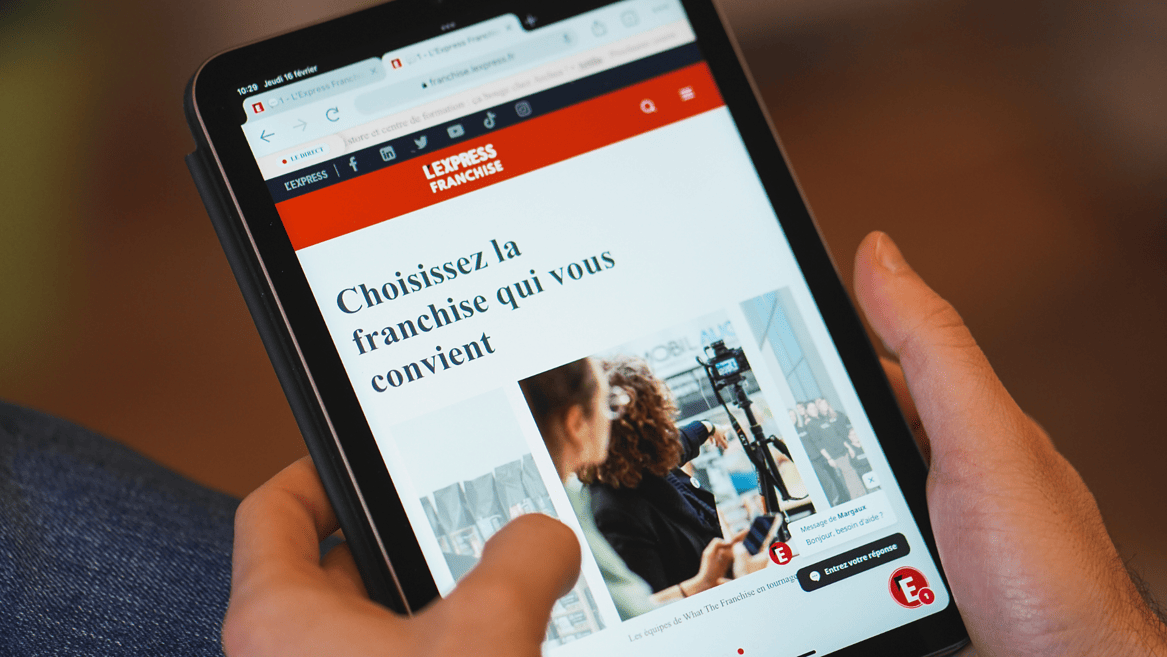 Une tablette sur laquelle figure la home page de L'Express Franchise pour illustrer l'idée de la reconversion en franchise