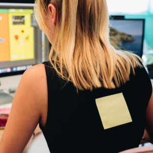 Une graphiste pour illustrer l'identité visuelle.