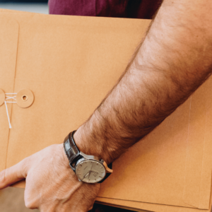 Photo d'un porte document pour illustrer le principe de la formation en franchise comme clé de succès des franchisés.