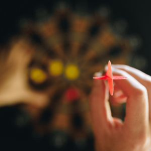 Photo d'un jeu de fléchettes pour illustrer l'art de vivre à la française.