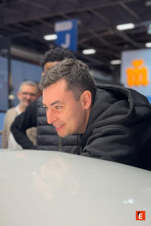 portrait homme souriant avec reflet au salon