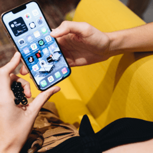 Une personne tenant un téléphone qui illustre l'influence food.