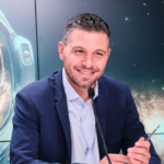 présentateur télévision en studio avec décor spatial