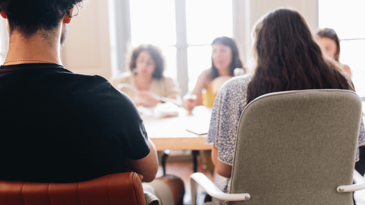 Photo de personnes autour d'une table pour évoquer la prise de parole en public des entrepreurs.