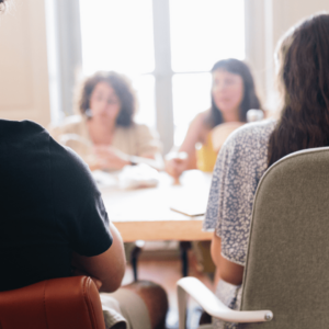 Photo de personnes autour d'une table pour évoquer la prise de parole en public des entrepreurs.