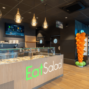 Un bar Eat salad.