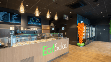 Un bar Eat salad.