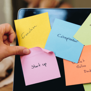 Des post-its de couleurs avec les mots : franchise, startup, entrepreneur, licorne, etc...