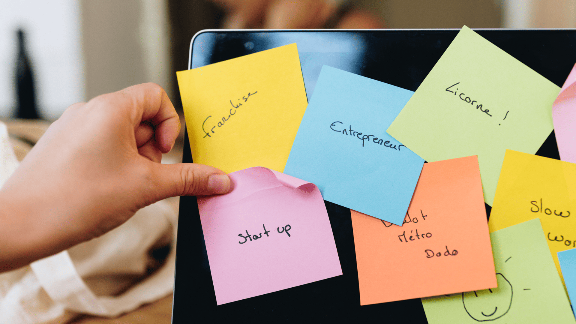 Photos de post-its pour illustrer les différences entre la start-up et la franchise.