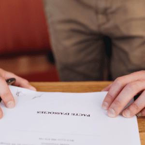 Signature d'un contrat pour illustrer le concept de groupement de commerce.