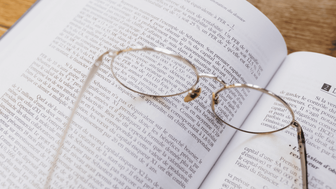 Des lunettes posées sur un livre pour illustrer l'actualité de Krys qui utilise la réalité virtuelle.