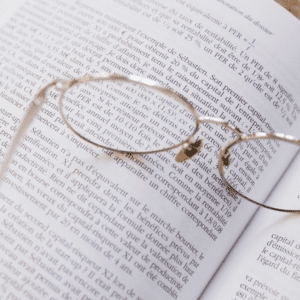 Des lunettes posées sur un livre pour illustrer l'actualité de Krys qui utilise la réalité virtuelle.