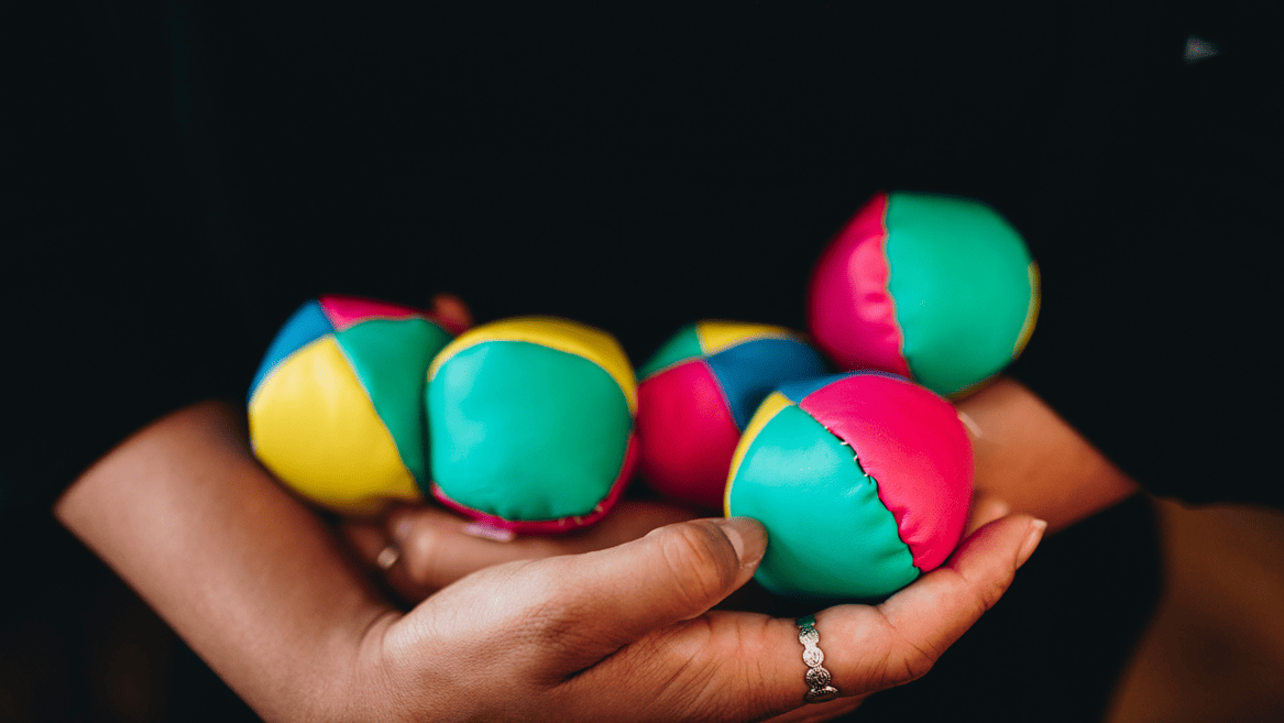 Photo de boules de jonglage pour illustrer l'idée de la franchise France pare-brise qui mise sur la multi-franchise.