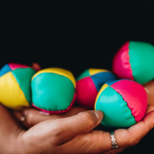Photo de boules de jonglage pour illustrer l'idée de la franchise France pare-brise qui mise sur la multi-franchise.