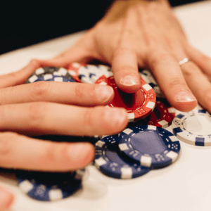 Photo article jetons poker mains caution personnelle dirigeant