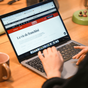 Un écran pour illustrer l'idée de la transparence des franchisés et franchiseurs.