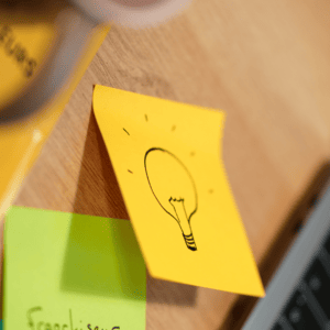 Un post it jaune avec une ampoule dessinée dessus.