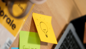 Un post it jaune avec une ampoule dessinée dessus.