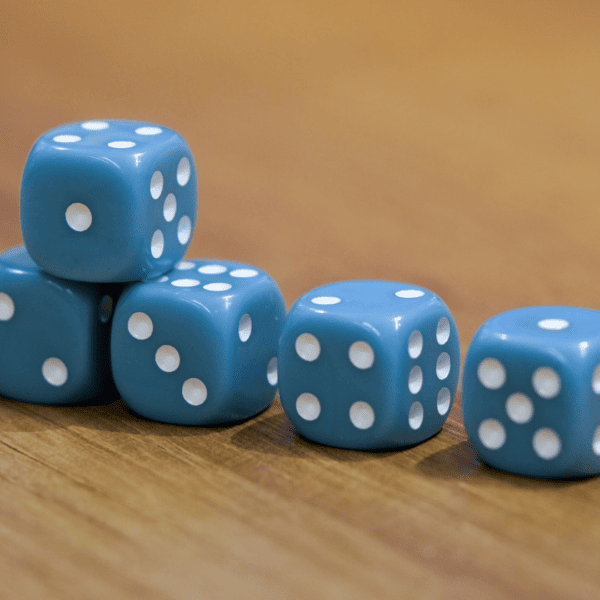 Quelques dés bleus.