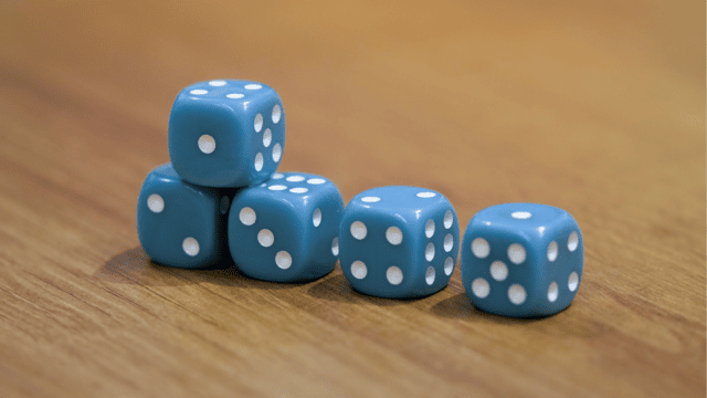 Quelques dés bleus.