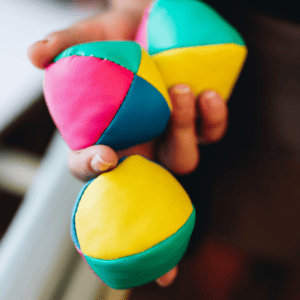 Des balles de jonglages multicolores.