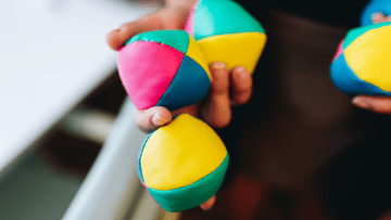 Des balles de jonglages multicolores.