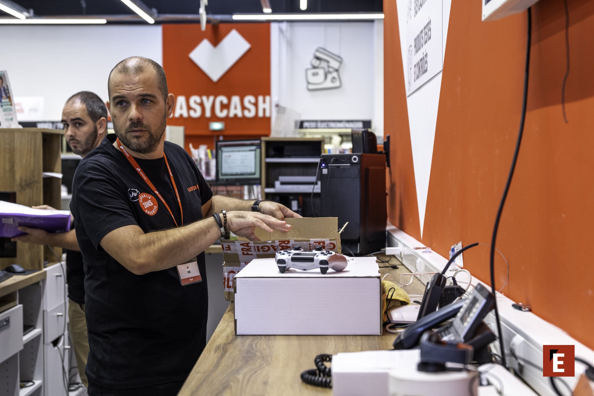 Franchise EasyCash vendeur avec carton