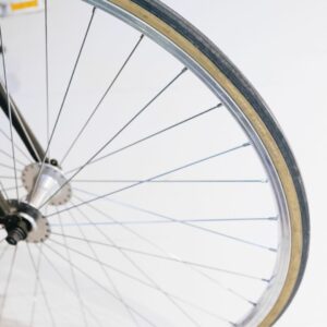 Une roue de vélo illustrant le marché du vélo