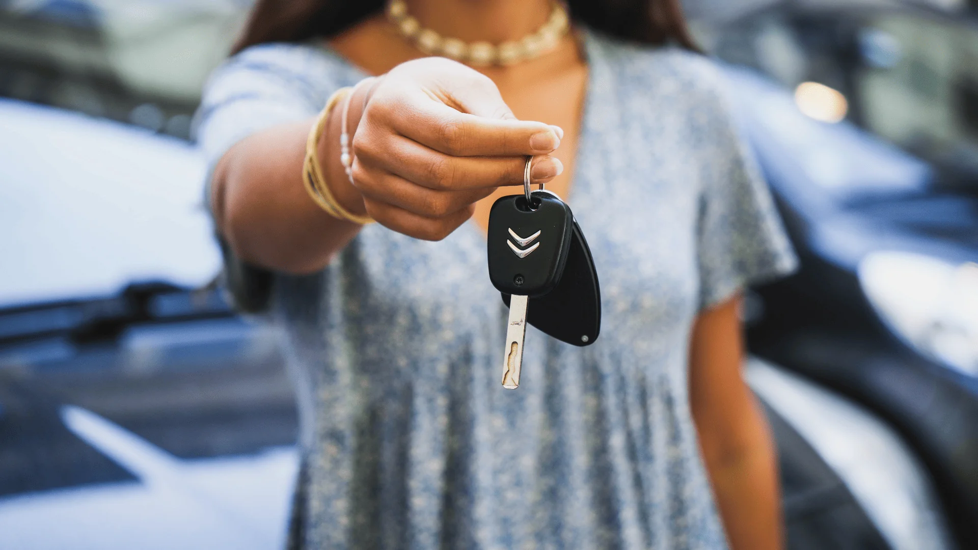 Des clés pour illustrer l'ouverture d'une station de lavage auto en franchise.