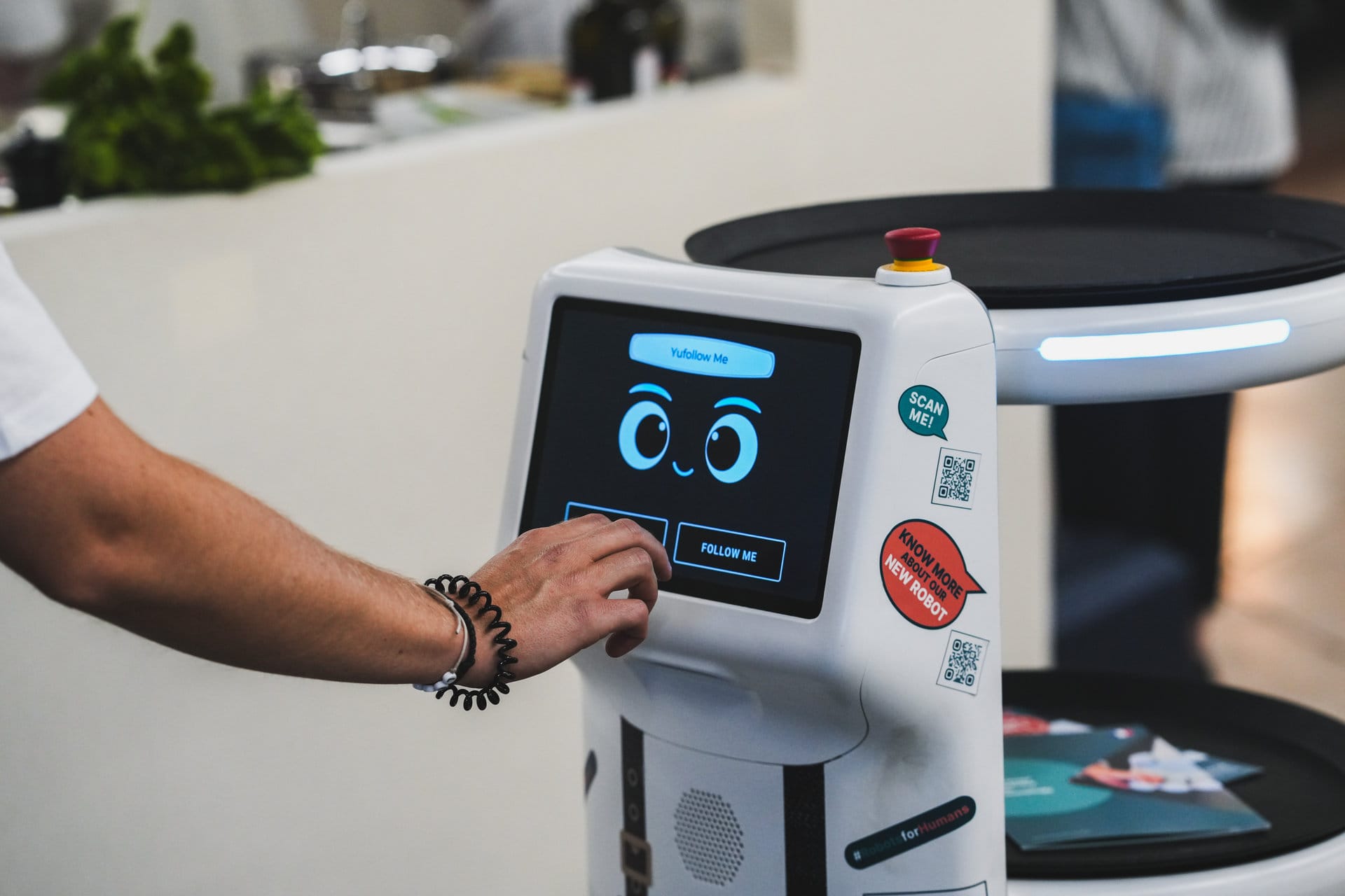 Plato le robot serveur rencontré au Sirha Omnivore Paris 2023.