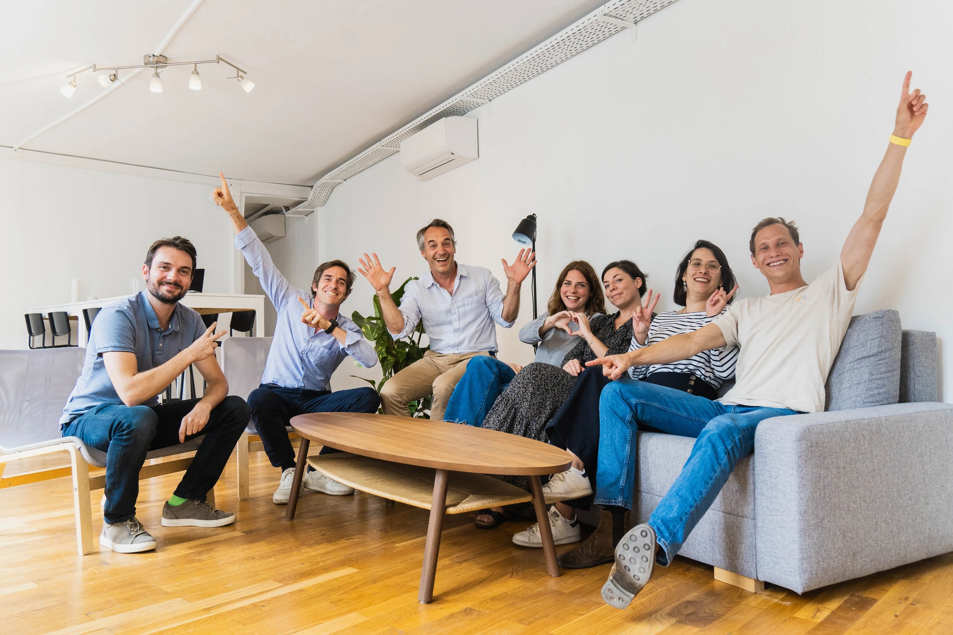 Equipe de Melting Spot posant sur un canapé