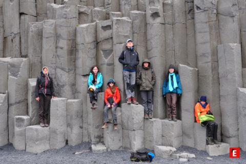 Agence de Voyages Scientifiques 17, les enfants contre la paroi rocheuse