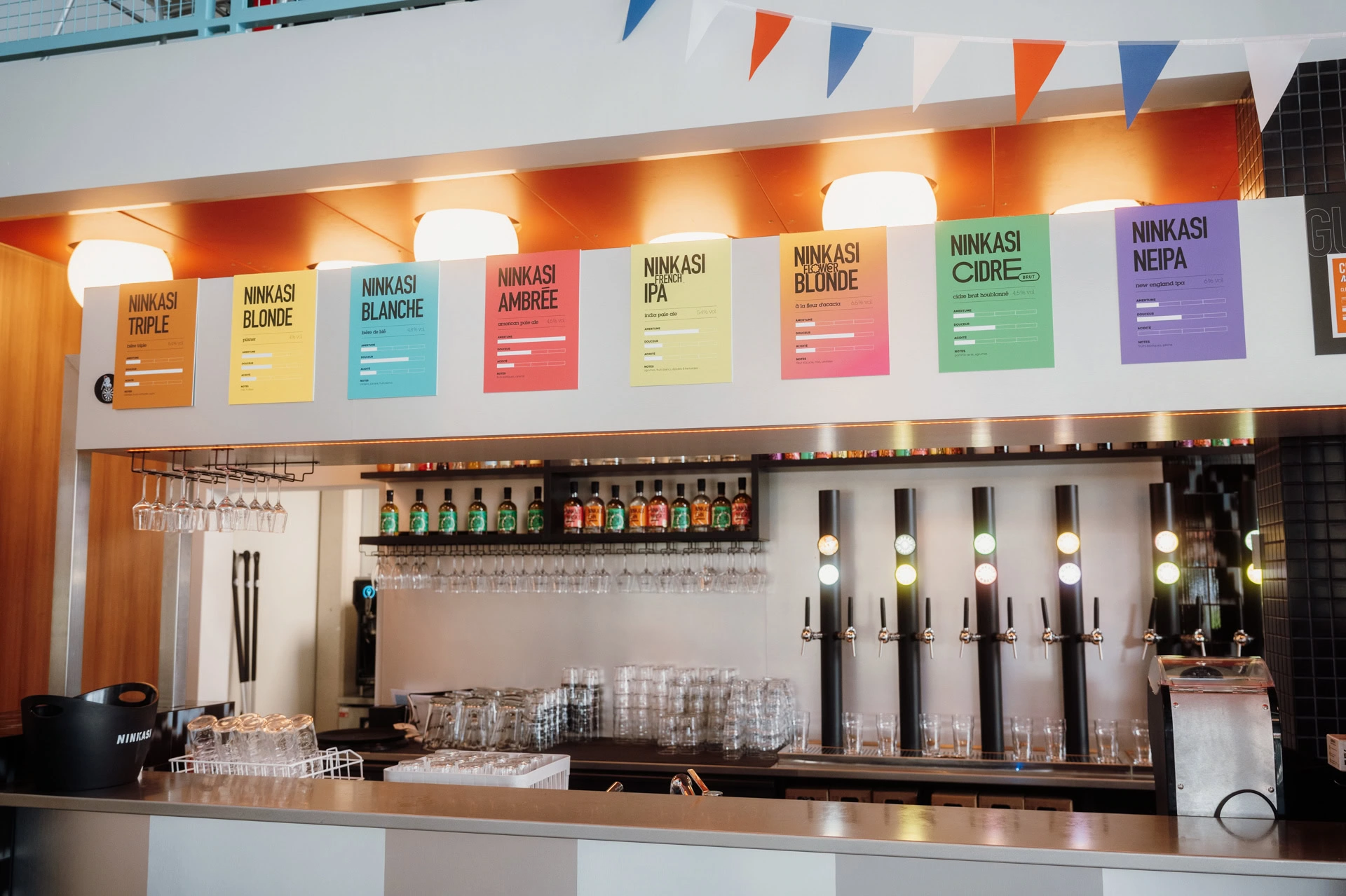 comptoir de bar moderne ninkasi aux affiches colorées