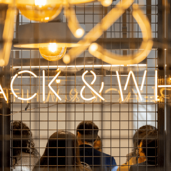 Un restaurant Black & White Burger pour illustrer la fusion entre la Belgique et la France.