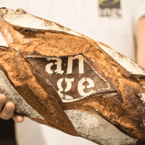 Le logo Ange sur un pain.
