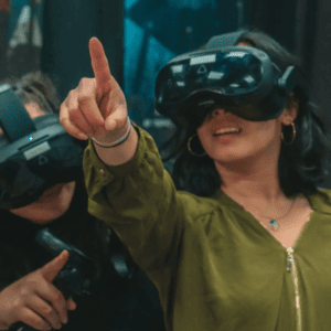 Une utilisatrice d'un casque VR chez. Dream Away.