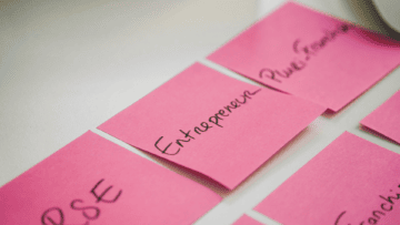 Parmi plusieurs post its roses, zoom sur celui sur lequel il est écrit Entrepreneur.