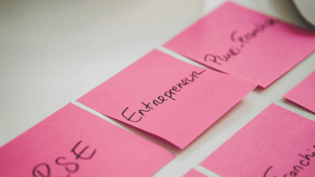 Parmi plusieurs post its roses, zoom sur celui sur lequel il est écrit Entrepreneur.