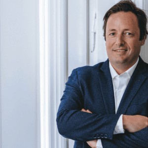 Fondateur de la franchise tout & bon illustrant une interview