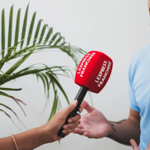 La jeunesse parle au commerce.